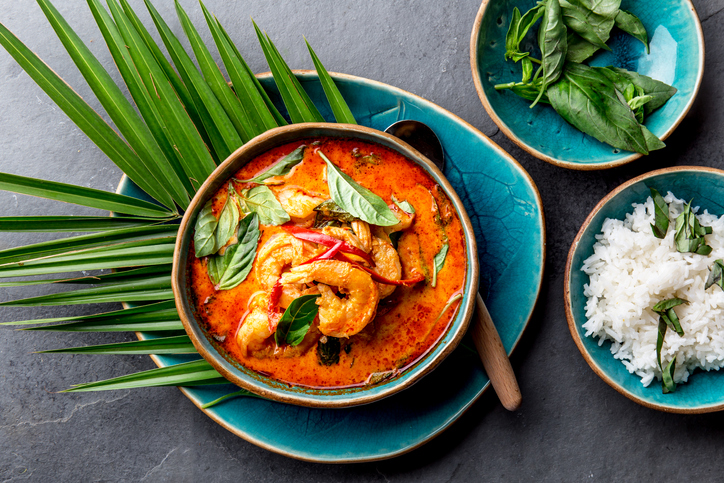 Aprende aquí la receta de sopa thai de camarones.